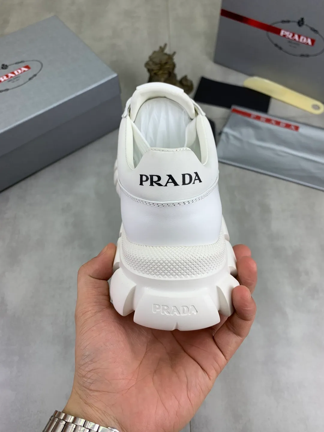 Men's men's shoes 💰P560💰[New style] High version official website popular models are on the market, 🆘 Classic popular models (Prada) are the main popular models, avant-garde and versatile fashion men's shoes private version mold opening, cowhide surface splicing 1:1.. Fashionable and simple, original imported cowhide lining cowhide feet; the atmosphere and personality are more fashionable, eye-catching and pursuing class. It will subvert the old idea and be a must-have for fashion trendsetters with you! Must keep it for yourself! Tall and comfortable, large and low, high-end quality workmanship. Code number: 38-44 (45 46 customized) 4️⃣ colors available.